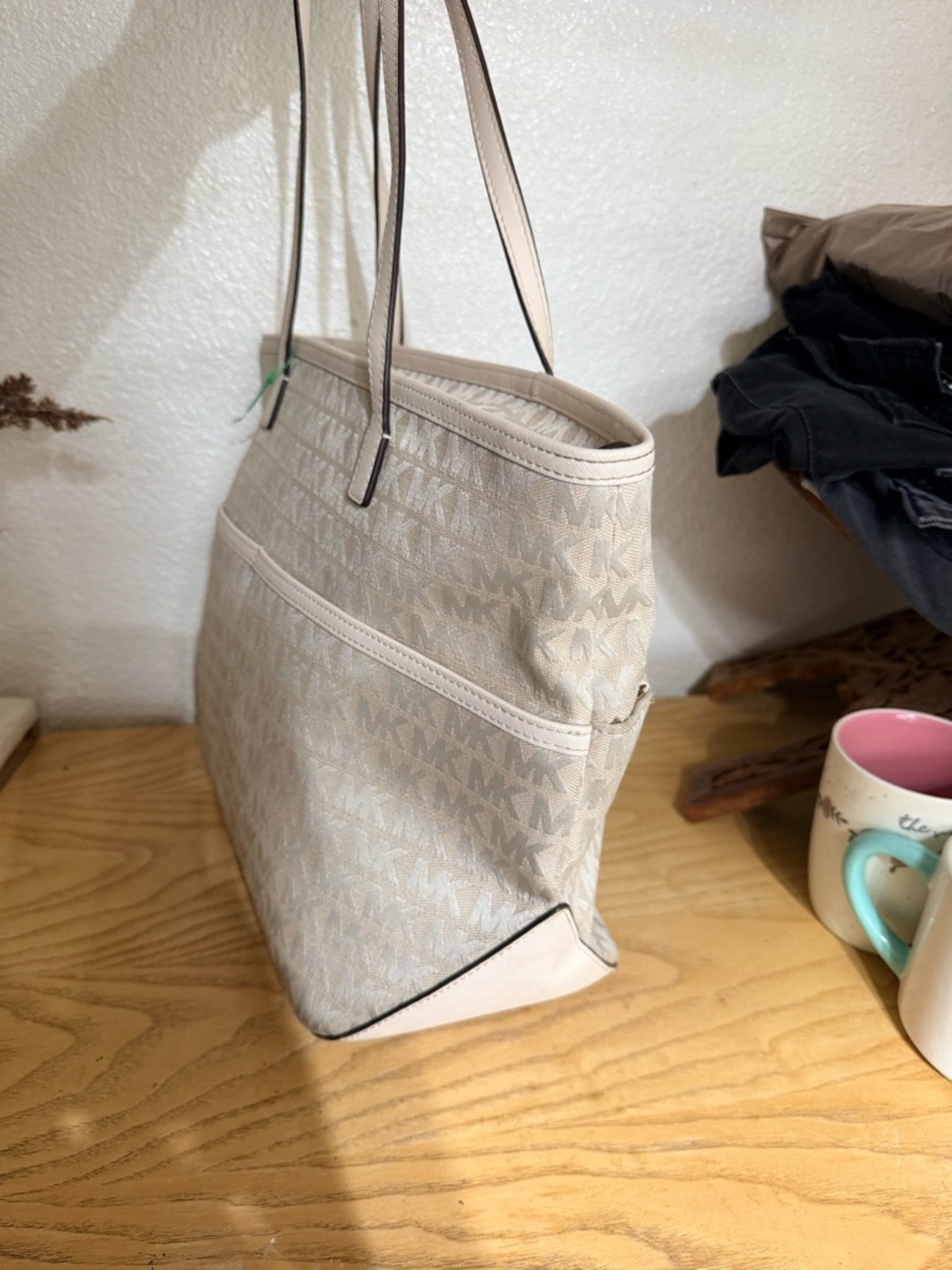 Michael Kors Cream/Beige MK Logo Tote with Gold Hardware - Picture 4 of 6